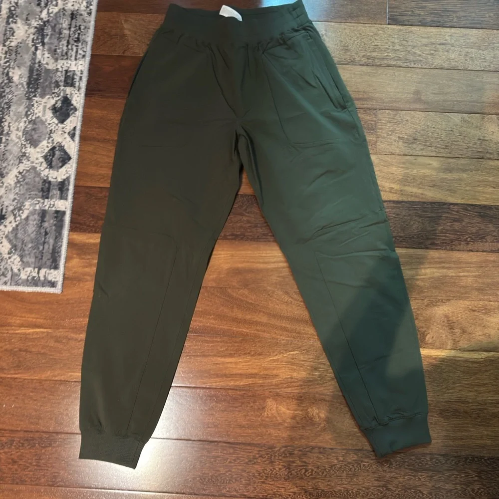 ALO Yoga Green Joggers - Picture 2 of 3